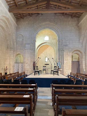 Intérieur chapelle avec estrade